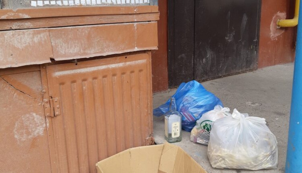 Cu deșeurile sub geam. Unii locuitori de Bălți se plâng de putoare în apartamente